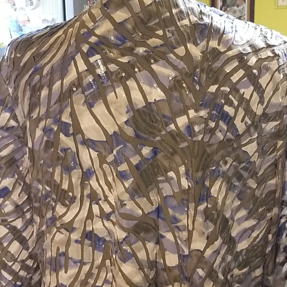 Top it has #2 on tag I'm thinking it's a plus size - Picture 4 of 4